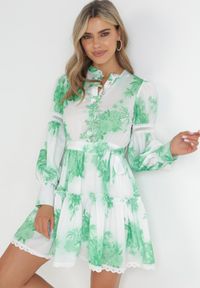 Born2be - Zielona Sukienka Mini z Gumką w Pasie i Materiałowym Paskiem Alisaine. Typ kołnierza: kokarda. Kolor: zielony. Materiał: materiał. Wzór: kwiaty. Sezon: lato, wiosna. Długość: mini #3