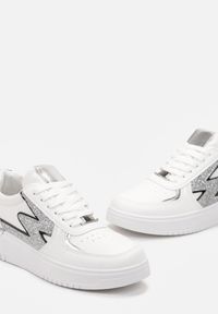 Born2be - Białe Sznurowane Sneakersy na Płaskiej Podeszwie z Metaliczną i Brokatową Wstawką Mebassa. Wysokość cholewki: przed kostkę. Kolor: biały. Szerokość cholewki: normalna. Obcas: na płaskiej podeszwie #5