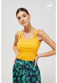 MOODO - Prążkowany top z bawełny organicznej. Typ kołnierza: dekolt w serek. Materiał: prążkowany, bawełna. Długość rękawa: na ramiączkach. Wzór: gładki. Styl: klasyczny #1