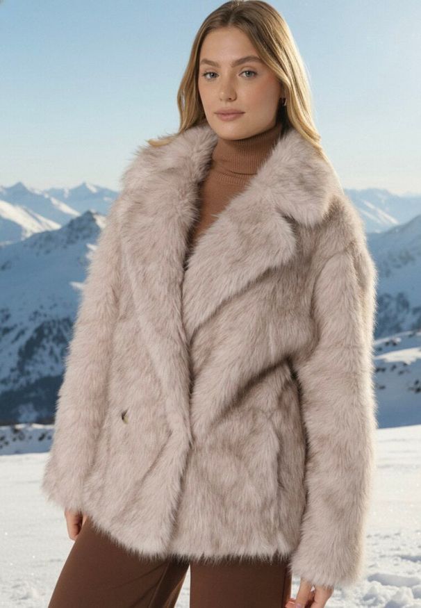 Born2be - Beżowa Dwurzędowa Kurtka Futerko o Fasonie Oversize Asinella. Okazja: na spacer, na randkę, na co dzień. Kolor: beżowy. Materiał: futro. Styl: casual