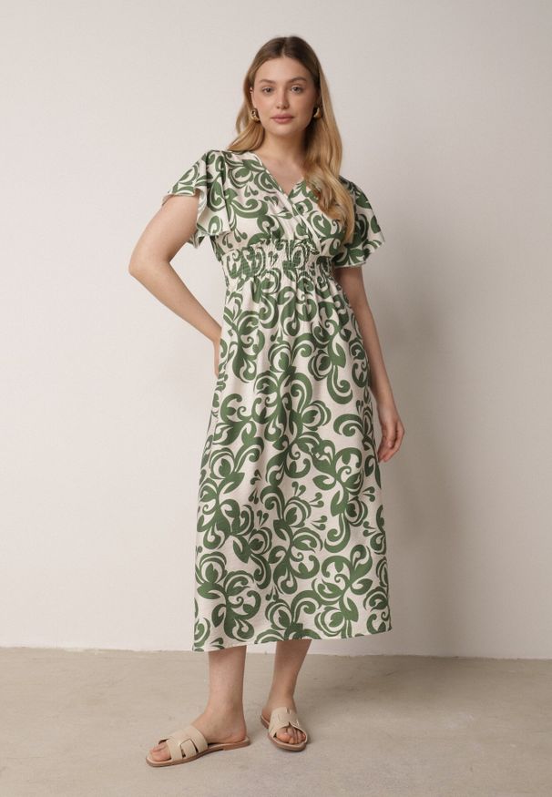 Born2be - Zielona Wiskozowa Sukienka z Kopertowym Dekoltem i Gumkami w Talii Shyraya. Okazja: na co dzień. Typ kołnierza: dekolt kopertowy. Kolor: zielony. Materiał: wiskoza. Typ sukienki: kopertowe. Styl: casual