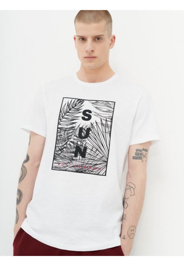 outhorn - T-shirt z nadrukiem męski. Okazja: na plażę. Materiał: materiał, bawełna. Wzór: nadruk
