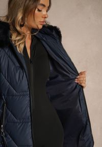 Renee - Granatowa Pikowana Kurtka o Taliowanym Kroju z Kapturem z Futrem Nalessia. Okazja: na co dzień. Typ kołnierza: kaptur. Kolor: niebieski. Materiał: futro. Styl: casual, klasyczny
