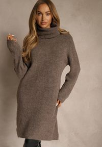 Renee - Jasnobrązowa Sweterkowa Sukienka Golf z Wełną i Wiskozą Fedorina. Okazja: na co dzień. Typ kołnierza: golf. Kolor: brązowy. Materiał: wełna, wiskoza. Typ sukienki: oversize. Styl: casual. Długość: midi #1