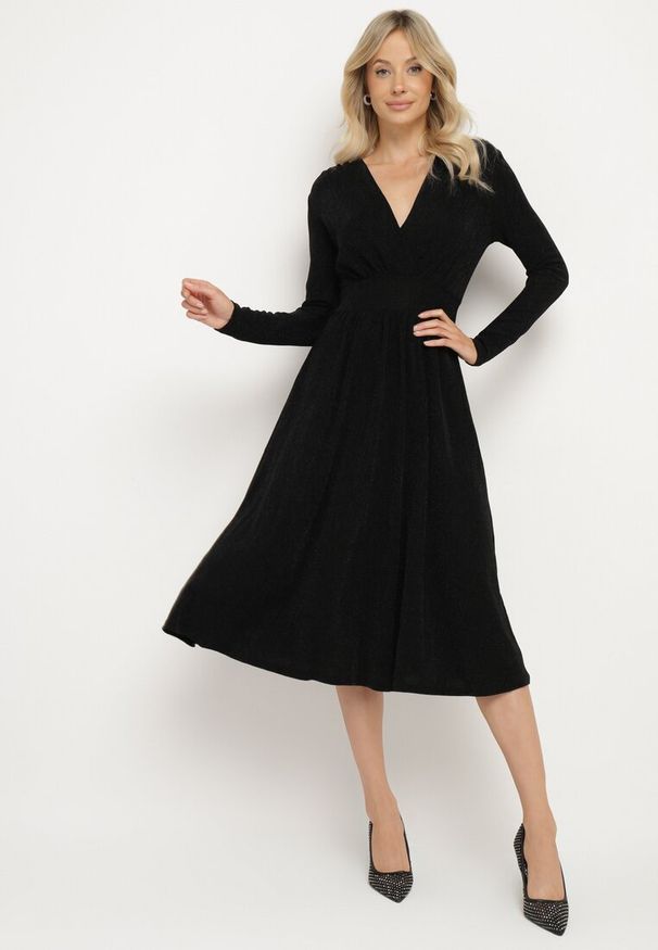 Born2be - Czarna Taliowana Sukienka z Wiskozą o Rozkloszowanym Kroju Zdobiona Metaliczną Nicią Mesinae. Okazja: na spotkanie biznesowe, do pracy. Typ kołnierza: dekolt w kształcie V. Kolor: czarny. Materiał: wiskoza. Długość rękawa: długi rękaw. Wzór: aplikacja. Typ sukienki: rozkloszowane. Styl: biznesowy, glamour, elegancki, wizytowy