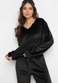 Born2be - Czarny Welurowy Komplet Dresowy Bluza z Trójkątnym Dekoltem i Spodnie z Kieszeniami Onchia. Kolor: czarny. Materiał: dresówka, welur #5