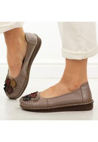 POTOCKI - Khaki skórzane półbuty damskie Potocki 15309. Okazja: na co dzień. Nosek buta: okrągły. Kolor: brązowy. Materiał: skóra. Szerokość cholewki: normalna. Wzór: kolorowy, aplikacja. Sezon: wiosna, lato, jesień. Styl: casual, klasyczny, elegancki #1