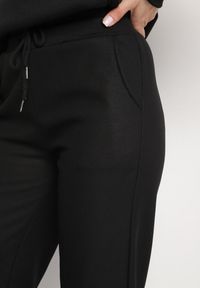 Born2be - Czarne Szerokie Spodnie Dresowe z Ociepleniem i Sznurkiem Nelannea. Okazja: na co dzień. Kolor: czarny. Materiał: dresówka. Styl: casual, elegancki #6