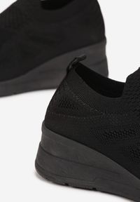 Born2be - Czarne Buty Sportowe Dorothisa. Nosek buta: okrągły. Zapięcie: bez zapięcia. Kolor: czarny. Materiał: materiał. Szerokość cholewki: normalna. Obcas: na koturnie #3