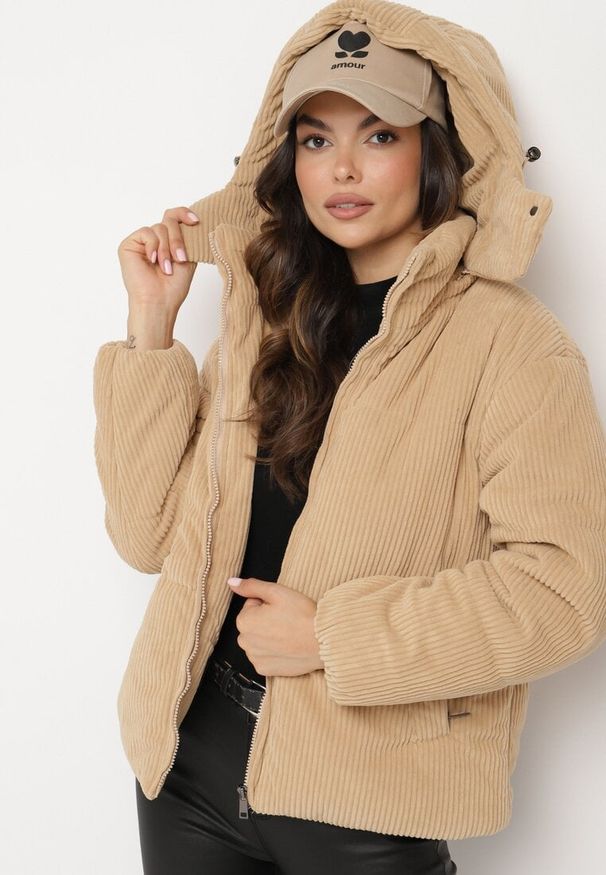 Born2be - Beżowa Sztruksowa Kurtka Puchowa z Odpinanym Kapturem Sinitha. Okazja: na co dzień. Kolor: beżowy. Materiał: sztruks, puch. Styl: casual, elegancki
