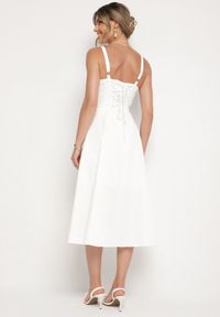 Born2be - Biała Rozkloszowana Gorsetowa Sukienka Vices Ozdobiona Wiązaniem Ralethea. Typ kołnierza: dekolt gorset. Kolor: biały. Długość rękawa: na ramiączkach. Wzór: aplikacja. Typ sukienki: gorsetowe. Styl: elegancki #3