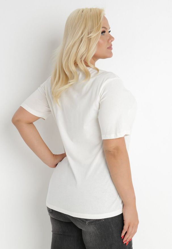 Born2be - Biały T-shirt Akisistae. Kolekcja: plus size. Kolor: biały. Materiał: dzianina, materiał, bawełna. Długość rękawa: krótki rękaw. Długość: krótkie