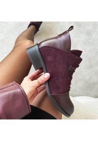 Bordowe płaskie botki damskie M.Daszyński 2458-7. Okazja: na co dzień, na spacer. Zapięcie: sznurówki. Kolor: czerwony. Materiał: skóra, zamsz. Sezon: zima, jesień. Obcas: na obcasie. Styl: klasyczny, casual, elegancki. Wysokość obcasa: niski #1