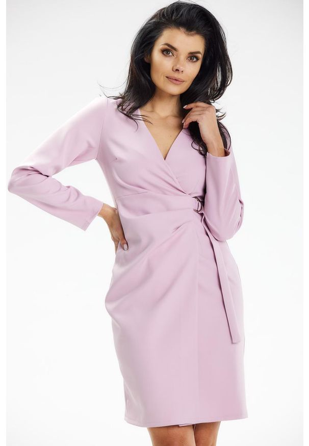 Awama - Elegancka kopertowa sukienka mini różowa. Kolor: różowy. Typ sukienki: kopertowe. Styl: elegancki. Długość: mini