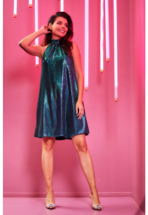 Sukienki.shop - Sukienka trapezowa z dekoltem halter neck błyszcząca zielona. Okazja: na randkę, na wesele, na ślub cywilny, na imprezę. Typ kołnierza: dekolt halter. Kolor: zielony. Typ sukienki: trapezowe. Styl: wizytowy