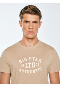 Big-Star - Koszulka męska z nadrukiem beżowa Teller 804. Okazja: na co dzień. Kolor: beżowy. Materiał: żakard, materiał, dzianina. Wzór: nadruk. Styl: vintage, casual