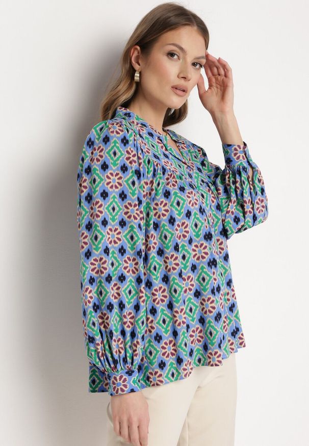 Born2be - Niebiesko-Granatowa Koszula z Wiskozy w Mozaikowy Wzór z Bufiastymi Rękawami Tlaria. Okazja: na co dzień. Kolor: niebieski. Materiał: wiskoza. Styl: casual, elegancki