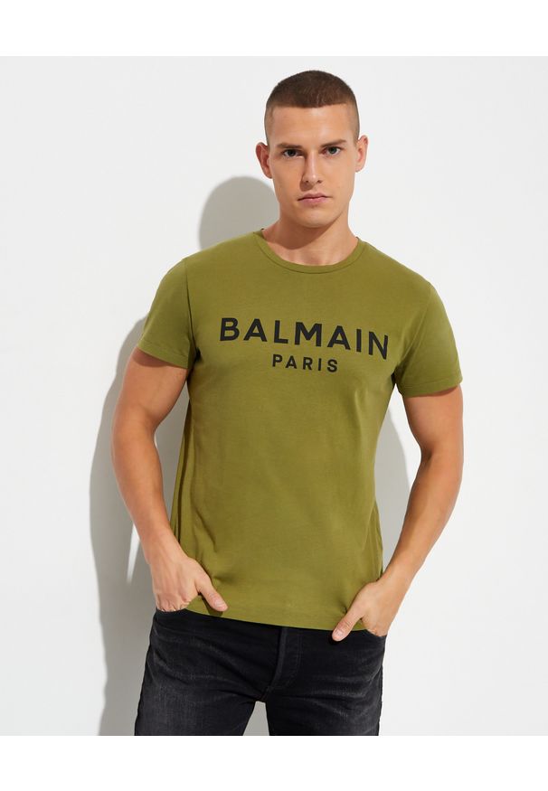 Balmain - BALMAIN - Koszulka khaki z nadrukiem logo. Kolor: zielony. Materiał: bawełna. Wzór: nadruk. Styl: klasyczny