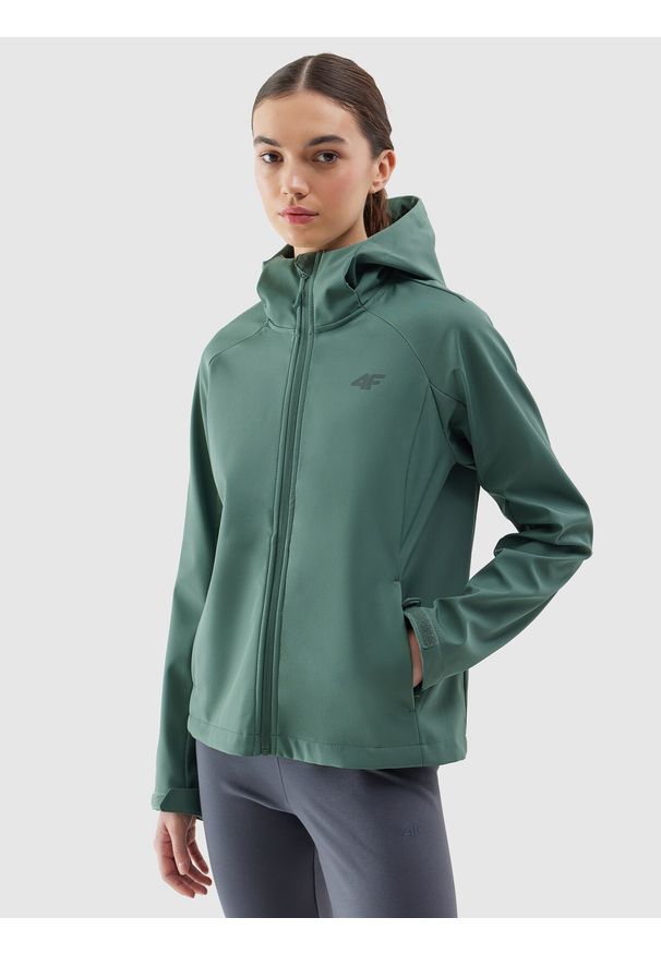 4f - Kurtka softshell wiatroodporna membrana 5000 damska - zielona. Typ kołnierza: kołnierzyk stójkowy, kaptur. Kolor: zielony. Materiał: softshell. Długość rękawa: raglanowy rękaw. Technologia: Windstopper. Sezon: jesień, wiosna, zima. Sport: kolarstwo