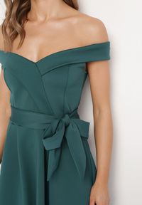 Born2be - Zielona Elegancka Sukienka o Fasonie Hiszpanki z Materiałowym Paskiem Xaelia. Typ kołnierza: dekolt hiszpanka. Kolor: zielony. Materiał: materiał. Styl: elegancki #7