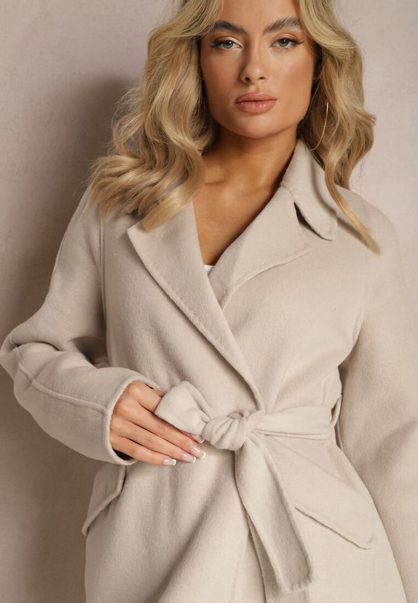 Renee - Jasnobeżowy Klasyczny Płaszcz z Wiązaniem Deneris. Kolor: beżowy. Materiał: tkanina. Styl: klasyczny