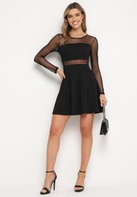Born2be - Czarna Rozkloszowana Sukienka Mini ze Wstawkami z Siateczki Olessea. Okazja: na co dzień. Kolor: czarny. Materiał: skóra. Długość rękawa: długi rękaw. Typ sukienki: proste. Styl: casual. Długość: mini #3