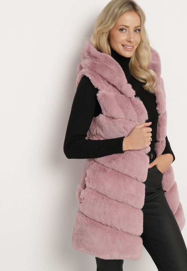 Born2be - Różowa Kamizelka Futrzana Rumpleflip. Okazja: na co dzień. Typ kołnierza: kaptur. Kolor: różowy. Materiał: futro. Styl: elegancki, casual