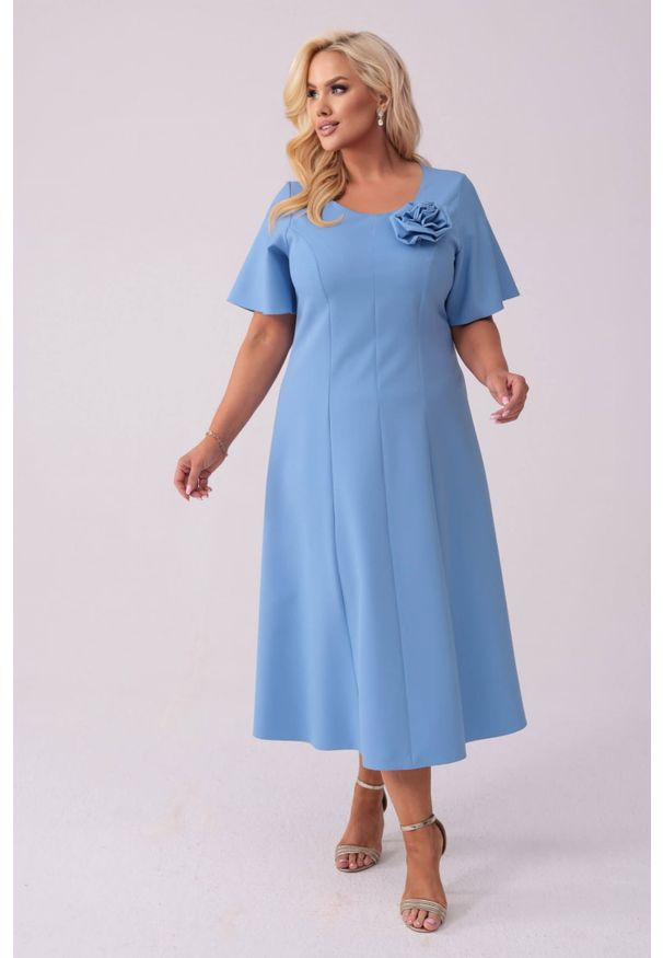 Moda Size Plus Iwanek - Elegancka błękitna sukienka Doris na wesele PLUS SIZE XXL. Okazja: na wesele, na ślub cywilny. Kolekcja: plus size. Kolor: niebieski. Wzór: kwiaty, aplikacja, gładki. Typ sukienki: dla puszystych. Materiał: poliester, materiał, elastan, tkanina. Długość rękawa: krótki rękaw. Styl: elegancki. Długość: midi
