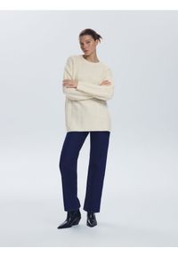 Reserved - Sweter oversize z warkoczowym splotem - kremowy. Kolor: kremowy. Materiał: dzianina, wełna. Wzór: ze splotem