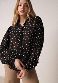 Born2be - Czarna Bawełniano-Wiskozowa Koszula w Groszki z Plisowanymi Rękawami Ronan. Okazja: na co dzień, na spotkanie biznesowe, do pracy. Kolor: czarny. Materiał: wiskoza, bawełna. Wzór: grochy. Styl: casual, biznesowy, klasyczny #1