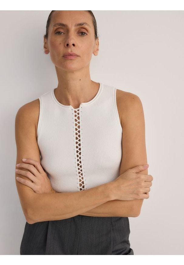 Reserved - Top z ręcznie wykonanym szwem - biały. Kolor: biały. Materiał: dzianina, wiskoza. Długość: krótkie