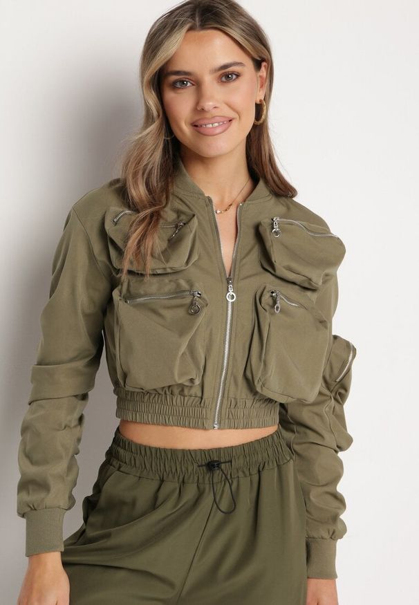 Born2be - Ciemnozielona Kurtka Bomberka z Szerokimi Kieszeniami z Przodu i na Rękawie Asmarie. Okazja: na co dzień. Kolor: zielony. Materiał: jeans. Styl: casual
