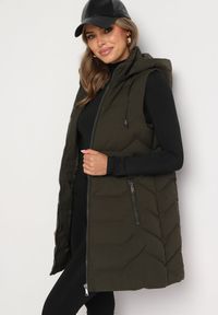 Born2be - Ciemnozielona Pikowana Kamizelka z Odpinanym Kapturem na Suwak Wykończona Sznurkami Zeneria. Okazja: na co dzień. Kolor: zielony. Styl: casual, elegancki #2