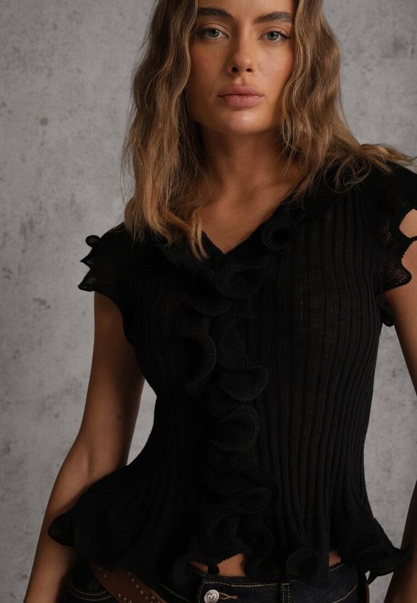 Renee - Czarna Bluzka z Wiskozą w Prążki z Falbanami Eunione. Kolor: czarny. Materiał: wiskoza. Wzór: prążki