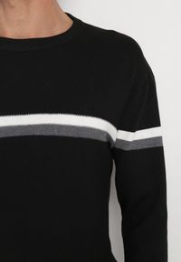 Born2be - Czarny Sweter z Wełną i Paskami Sailissa. Kolor: czarny. Materiał: wełna. Wzór: paski. Styl: elegancki #6
