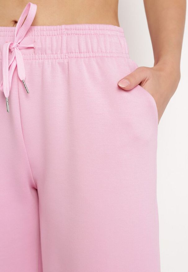 Born2be - Jasnoróżowe Szorty Wykończone Gumką w Pasie i Wsuwanymi Kieszeniami Ritardia. Okazja: na co dzień. Kolor: różowy. Styl: casual