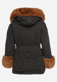 Born2be - Czarna Jeansowa Kurtka z Kapturem i Paskiem oraz Futerkiem na Napy Tarasima. Typ kołnierza: kaptur. Kolor: czarny. Materiał: jeans, futro #5