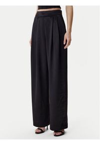 Guess Spodnie materiałowe W6RB66 W2612 Czarny Regular Fit. Kolor: czarny. Materiał: syntetyk #1