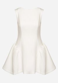 Born2be - Biała Taliowana Sukienka z Odkrytymi Plecami Florreti. Typ kołnierza: dekolt na plecach. Kolor: biały. Typ sukienki: dopasowane #3