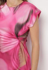 Born2be - Różowa Rozkloszowana Sukienka w Abstrakcyjny Print z Ozdobnym Marszczeniem Tillanara. Okazja: na imprezę. Kolor: różowy. Wzór: nadruk. Styl: wizytowy, elegancki #2