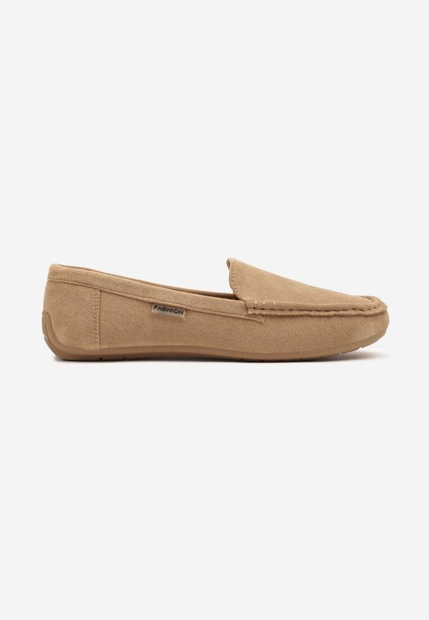 Renee - Ciemnobeżowe Mokasyny z Ekozamszu Zdobione Przeszyciami Zeanise. Kolor: beżowy. Materiał: jeans. Wzór: aplikacja. Obcas: na obcasie. Styl: elegancki, klasyczny. Wysokość obcasa: niski