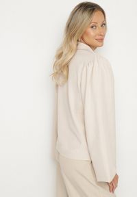 Born2be - Jasnobeżowa Marynarka z Szerokimi Rękawami i Asymetrycznym Wiązaniem Sanessia. Kolor: beżowy. Materiał: jeans. Styl: elegancki