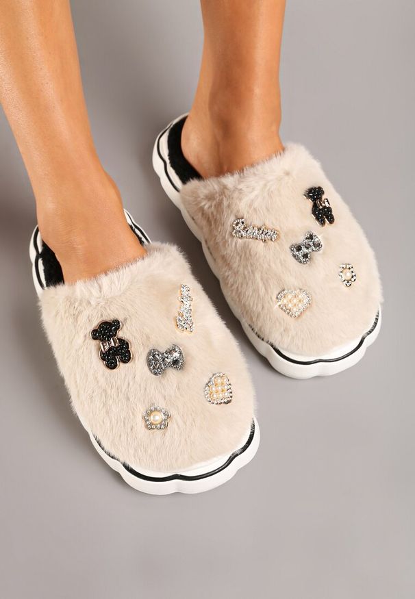 Born2be - Beżowe Płaskie Kapcie Ozdobione Metalowymi Aplikacjami Emmika. Okazja: na co dzień. Kolor: beżowy. Materiał: jeans. Wzór: aplikacja. Styl: casual
