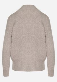 Born2be - Ciemnobeżowy Sweter Golf z Ozdobnym Tłoczeniem Zakończony Ściągaczem Melodiea. Okazja: na co dzień, na spacer. Typ kołnierza: golf. Kolor: beżowy. Materiał: jeans. Wzór: aplikacja. Sezon: zima, jesień. Styl: klasyczny, casual #5