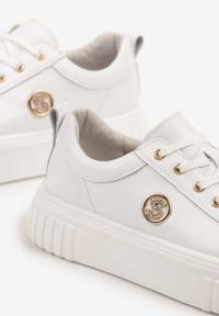 Born2be - Białe Skórzane Sneakersy na Grubej Podeszwie z Metaliczną Aplikacją Dolarisa. Okazja: na co dzień. Kolor: biały. Materiał: skóra. Wzór: aplikacja #4