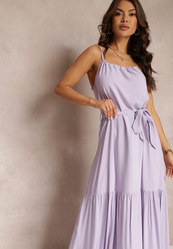 Renee - Fioletowa Rozkloszowana Sukienka na Ramiączkach z Wiązanym Paskiem Diadite. Kolor: fioletowy. Materiał: wiskoza, materiał. Długość rękawa: na ramiączkach. Sezon: lato