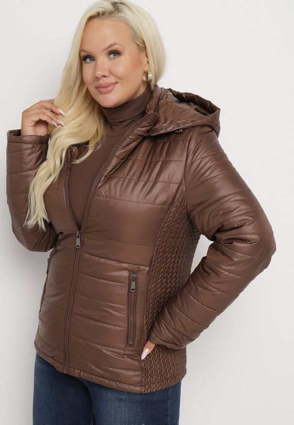 Born2be - Brązowa Pikowana Kurtka z Opinanym Kapturem i Wstawkami z Gumek Terilinde. Okazja: na spacer. Kolekcja: plus size. Kolor: brązowy. Materiał: jeans