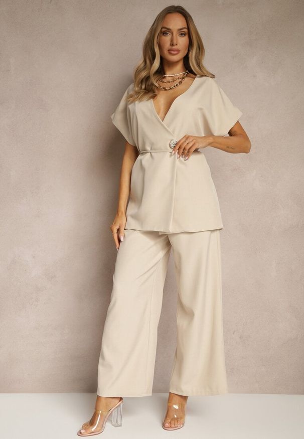 Renee - Beżowy Komplet Garniturowy Szerokie Spodnie i Marynarka z Paskiem Solsedi. Kolor: beżowy. Wzór: aplikacja