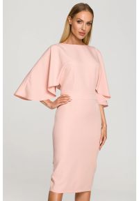 Sukienki.shop - Sukienka ołówkowa z szerokimi rękawami pudrowa z pelerynką. Okazja: na ślub cywilny, na wesele, na komunię. Typ sukienki: ołówkowe. Styl: wizytowy #2