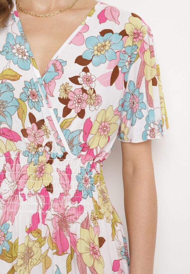 Born2be - Biało-Różowa Sukienka w Kwiaty z Kopertowym Dekoltem i Gumkami w Pasie Lomanda. Okazja: na spacer, na co dzień. Typ kołnierza: dekolt kopertowy. Kolor: biały. Wzór: kwiaty. Sezon: lato. Typ sukienki: kopertowe. Styl: klasyczny, casual, elegancki. Długość: midi